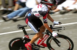 中国电子竞技游戏综合-杜兰特复出首秀出彩，洛杉矶湖人主场鏖战广东男篮，豪取11连胜